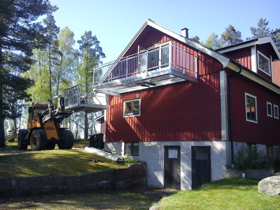 Montage av balkong - Tillverkning och montering av stålbalkong i Odensjö.